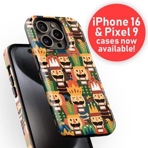 Puede incluir: Una funda para teléfono con un patrón colorido de personajes de cascanueces. La funda está diseñada para teléfonos iPhone 16 y Pixel 9. El texto "iPhone 16 & Pixel 9 cases now available!" se muestra en un círculo rojo.