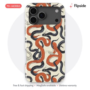 Könnte beinhalten: Eine Smartphone-Hülle mit einem sich wiederholenden Muster aus orangefarbenen und schwarzen Schlangen auf cremefarbenem Hintergrund. Das Design zeigt detaillierte Linienführung auf den Schuppen und sichtbare Aussparungen für die Kameralinsen.