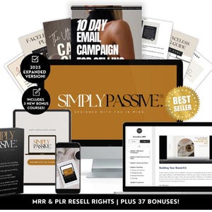 Puede incluir: Una exhibición de productos de marketing digital con una computadora de escritorio, una computadora portátil, una tableta y un teléfono inteligente. La pantalla muestra el texto "SIMPLY PASSIVE" y "BEST SELLER". Materiales adicionales incluyen un libro y documentos. El texto "2025 EXPANDED VERSION!" y "INCLUDES 3 NEW BONUS COURSES!"