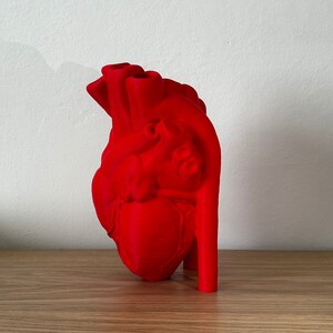 Vase en forme de cœur imprimé en 3D en rouge vif avec plastique recyclé, décoration intérieure respectueuse de lenvironnement image 1