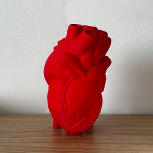 Vase en forme de cœur imprimé en 3D en rouge vif avec plastique recyclé, décoration intérieure respectueuse de lenvironnement image 2