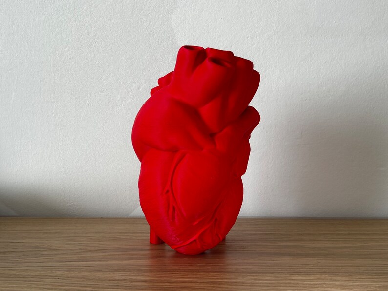Vase en forme de cœur imprimé en 3D en rouge vif avec plastique recyclé, décoration intérieure respectueuse de lenvironnement image 2