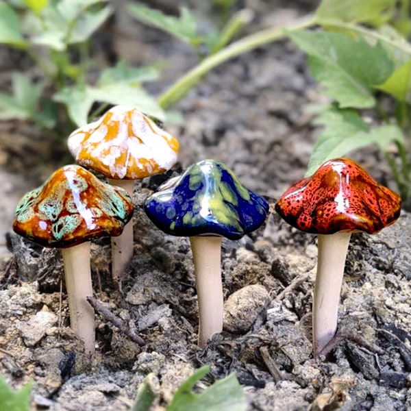 Ceramic Mushroom  Garden Decorations Set, Colourful Pot Decorations for Flowerbeds or Plantpots Small Fairy Mushrooms Outdoors Weatherproof