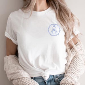 Camiseta católica Auspice Maria, camisa azul con bolsillo y estampado floral Ave Maria, ropa católica para mujer.