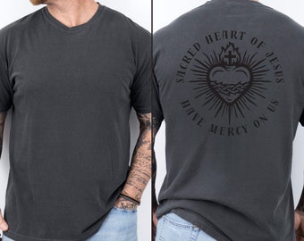 Sacred Heart gefärbtes T-Shirt, katholisches Herrenhemd, Jesus T-Shirt für ihn, Konfirmationsgeschenk, katholisches Geschenk für Freund, T-Shirt für Männer