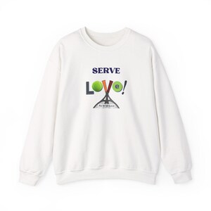 Tennis "Serve Love" Grafik Sweatshirt | Farbenfrohe, gemütliche, sportliche Tennisbekleidung