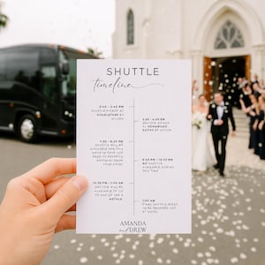 Könnte beinhalten: Eine weiße, rechteckige Hochzeits-Shuttle-Zeitplan-Karte mit schwarzem Text. Die Karte listet Shuttle-Abholzeiten für Doubletree und Homewood Suites by Hilton sowie Servicezeiten am Abend und die Namen Amanda und Drew am unteren Rand auf.