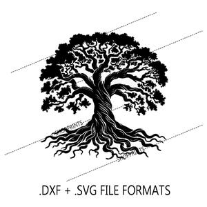 Pode incluir: Ilustração a preto e branco de uma grande árvore com raízes extensas e uma copa completa. O tronco da árvore é torcido e os galhos são detalhados. Inclui o texto ".DXF + .SVG FILE FORMATS".
