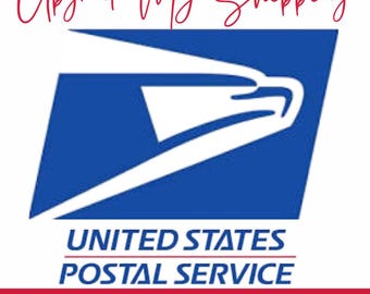 Op de afbeelding: Een blauw en wit logo van de United States Postal Service met de tekst "Upgrade My Shipping" in rood script erboven en "Priority Mail Add On" in rood onderaan. De woorden "United States Postal Service" zijn blauw.