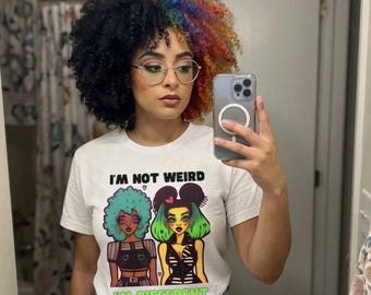 Niet raar, maar anders Shirt, melanine shirt, zwarte T-shirts, zwarte vrouw T-shirt, zwart meisje T-shirt cadeau, zwarte geschiedenis, Black Owned Shops