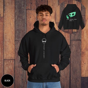 Peut inclure: Sweat-shirt &agrave; capuche noir avec un graphique d'extraterrestre blanc et le texte "& AFTER 8P STILL - 8 A.O.F.E. MY LA"
