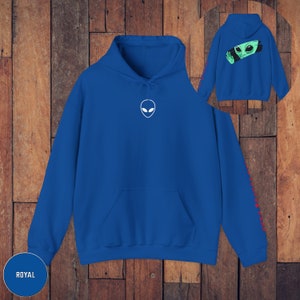Peut inclure: Sweat-shirt &agrave; capuche bleu royal avec un motif d'alien blanc sur le devant et du texte alien rouge sur la manche.