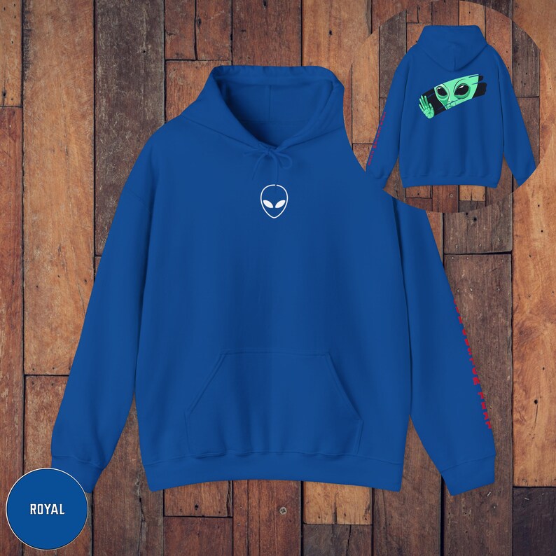Peut inclure: Sweat-shirt &agrave; capuche bleu royal avec un motif d'alien blanc sur le devant et du texte alien rouge sur la manche.