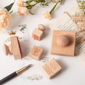 Tampon de mariage personnalisé • Gravure du nom et de la mariée • Motif floral vintage • Tampon en caoutchouc avec manche en bois • Cadeau de mariage • Tampon pour papeterie