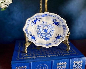Vintage 1980s Vienna Woods Blue & White Fine Bone China Dish, Floral Blue Onion Pattern, Scalloped Rim Accent Tray, Grandmillennial Decor