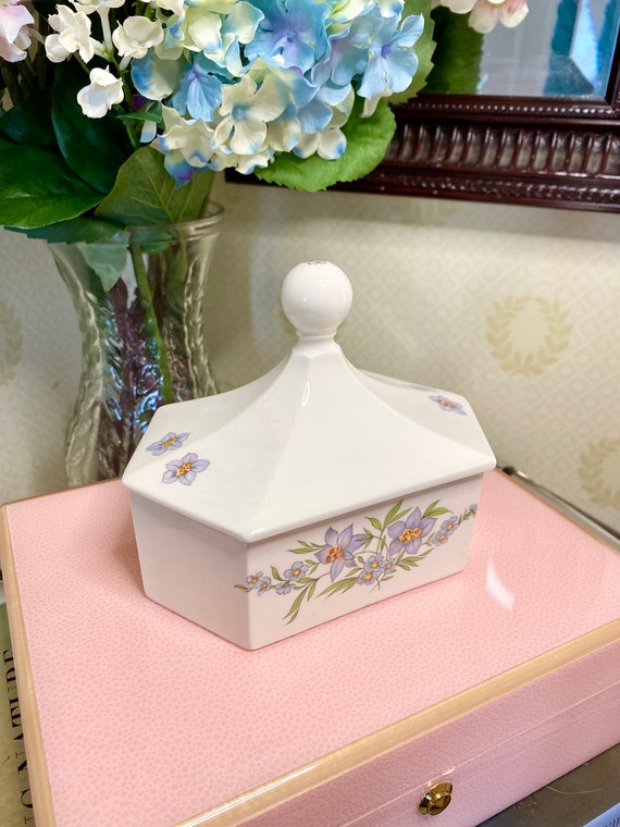 White Vintage Floral Hexagonal Trinket Box with B… - image 2