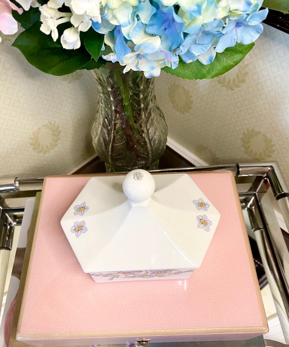 White Vintage Floral Hexagonal Trinket Box with B… - image 4