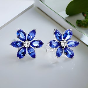 Orecchini a bottone in zaffiro Herbarium, orecchini a fiore, orecchini a bottone a fiore, orecchini a fiore piccoli, orecchini floreali, orecchini a bottone blu, orecchini a fiore blu
