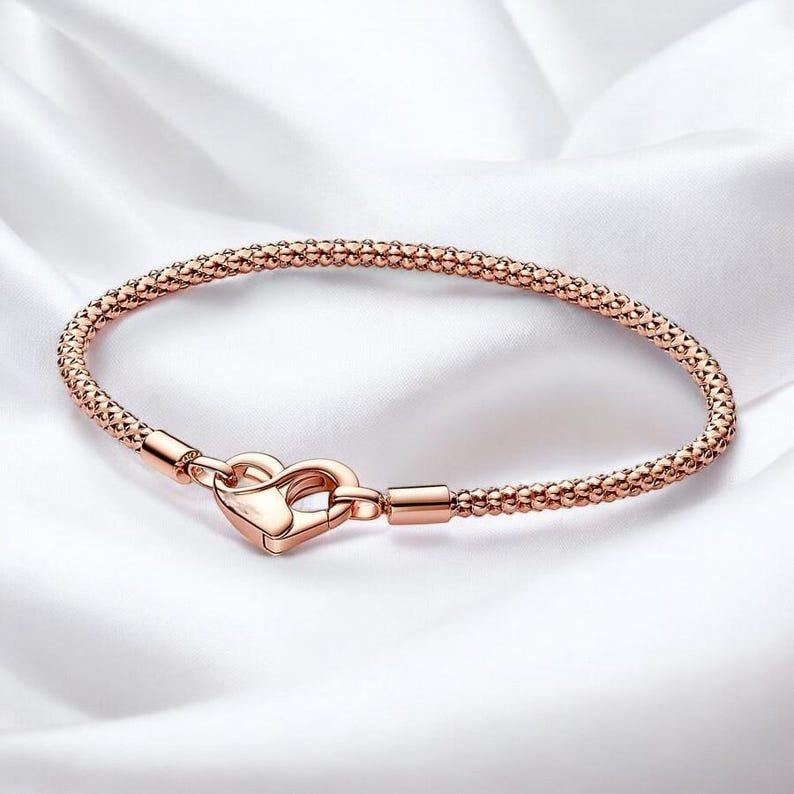 pandora ローズゴールド チャームブレスレット Pandora ローズゴールドブレスレット チャーム付き - メルカリ