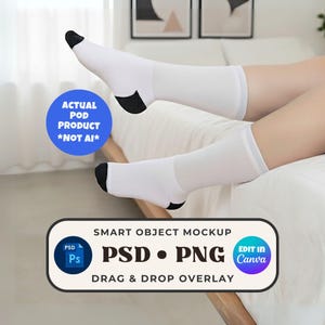 Może przedstawiać: Białe skarpetki z czarnymi piętami i palcami. Tekst "ACTUAL POD PRODUCT *NOT AI*" znajduje się w niebieskim okręgu. Obraz zawiera również tekst "SMART OBJECT MOCKUP PSD • PNG Edit in Canva DRAG & DROP OVERLAY".