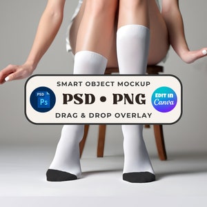 Könnte beinhalten: Weiße Socken mit schwarzem Besatz, getragen von einer Person, die auf einem Holzhocker sitzt. Das Bild enthält den Text "SMART OBJECT MOCKUP PSD.PNG EDIT IN Canva DRAG & DROP OVERLAY".