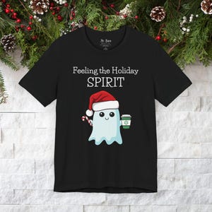 Poczuj ducha świąt (Koszulka) | Uroczy t-shirt z duchem Świętego Mikołaja na Halloween | Prezent dla miłośników Halloween | Koszulka z duchem Bożego Narodzenia | Prezent świąteczny