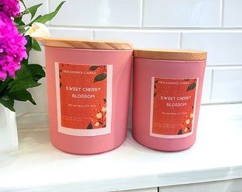 Candela profumata ai fiori di ciliegio: cattura l'aroma delicato e incantevole dei fiori di ciliegio in piena fioritura. Candela alla vera essenza
