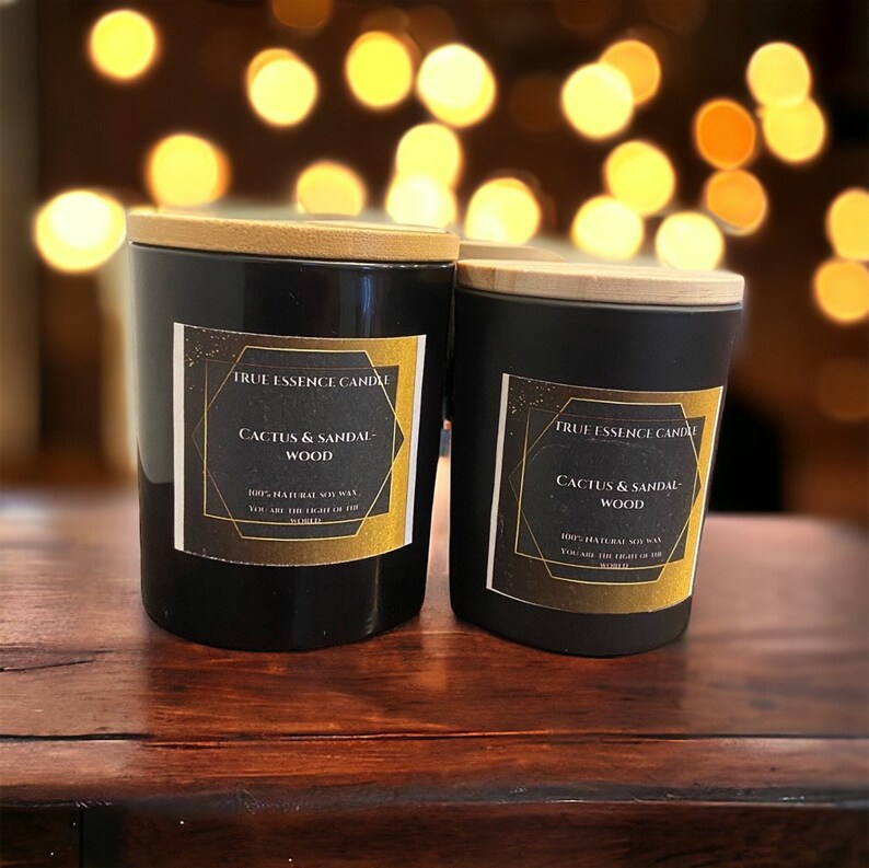 Candela profumata al cactus e legno di sandalo: un aroma fresco e verde di cactus con le note calde e legnose del legno di sandalo, candela True essence. immagine 5