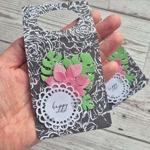 Handgemaakte cadeaukaartjes voor flessen – Bloemen Happy Birthday-wijnflesversieringen – Set van 2 – Roze bloem- en bladontwerp – Uniek papieren label