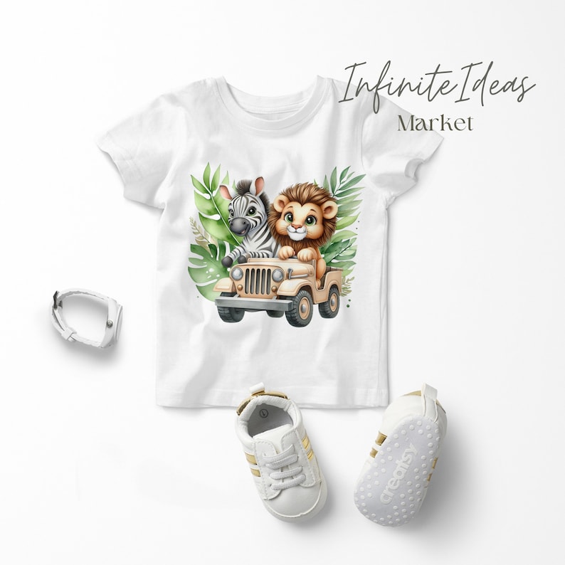 Puede incluir: Camiseta blanca con un gr&aacute;fico de una cebra y un le&oacute;n montando en un jeep. El jeep est&aacute; rodeado de hojas verdes. El texto "Infinite Ideas Market" est&aacute; en la esquina superior derecha de la imagen.