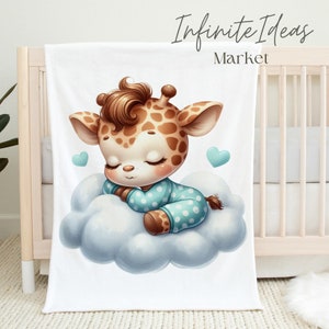 Pu&ograve; includere: Una copertina per neonati bianca con un simpatico cartone animato di una giraffa che dorme su una nuvola. La girafe indossa un pigiama blu e bianco con pois bianchi. Due cuori blu sono sullo sfondo.
