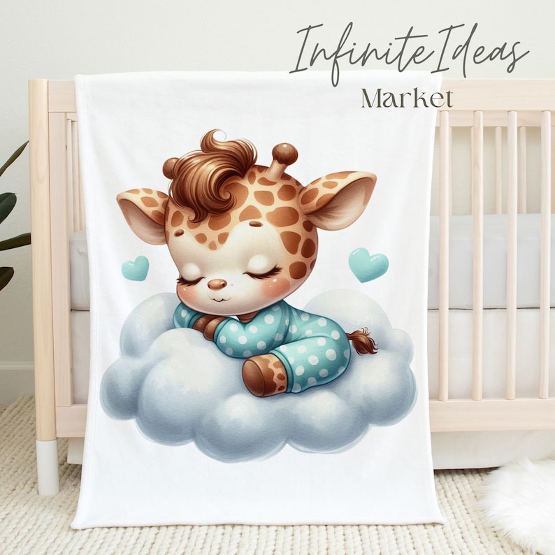 Pu&ograve; includere: Una copertina per neonati bianca con un simpatico cartone animato di una giraffa che dorme su una nuvola. La girafe indossa un pigiama blu e bianco con pois bianchi. Due cuori blu sono sullo sfondo.