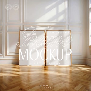 Könnte beinhalten: Zwei goldene Bilderrahmen mit weißen Passepartouts stehen auf einem Holzboden. Die Rahmen sind leer und bereit für ein Foto oder ein Kunstwerk. Der Text "Interior Frame Mockup Art Display" ist auf den Rahmen geschrieben.