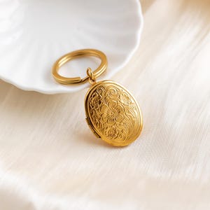 Custom Vintage Locket Keychain with Photo, Memorial Keychain, Photo Locket Keychain, Custom Photo Keepsake, Christmas Gift, Gift for Her