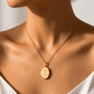 Personalized Rose Locket Necklace, Custom Photo Locket, Engraved Gold Oval Pendant, Picture Necklace Gift for Her, Mom, Wife