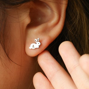 Pendientes de conejito con inicial personalizados, delicados pendientes de conejo, pendientes con letras, regalo de Pascua para niños, joyas personalizadas, regalo para mamá, regalo para ella