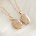 Butterfly Engraved Oval Necklace with Photo, Photo Locket Necklace, Butterfly Necklace, Christmas Gift, Wedding Gift, Sister Gift for Her