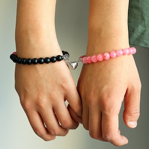 Pulseras elásticas con cuentas de corazón a juego personalizadas, pulseras con iniciales para parejas, pulsera de cuentas rosas para ella, regalo para novia