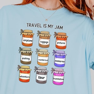 T-shirt Comfort Colors Travel is My Jam, Cadeau pour voyageur, Cadeau d'aventure, Chemise carte du monde, Tour du monde, Cadeau de voyage, L'aventure vous attend