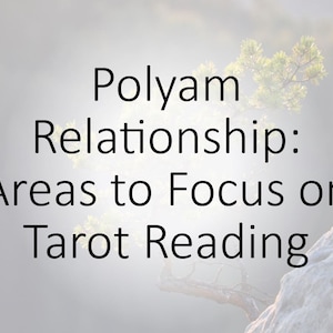 Op de afbeelding: Tekst overlay op een wazige achtergrondafbeelding van een kleine boom die op een rots groeit. De tekst luidt "Polyam Relationship: Areas to Focus on Tarot Reading".