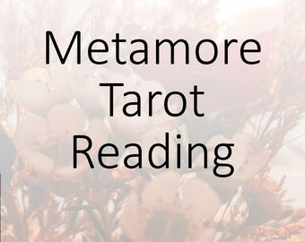 Può includere: Uno sfondo bianco con un'immagine sfocata di fiori sullo sfondo. Il testo "Metamore Tarot Reading" è in nero.