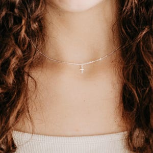 Collar de cruz mini filigrana de plata de ley 925