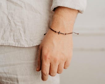 Cross bracelet for men with macrame sliding clasp, adjustable size
