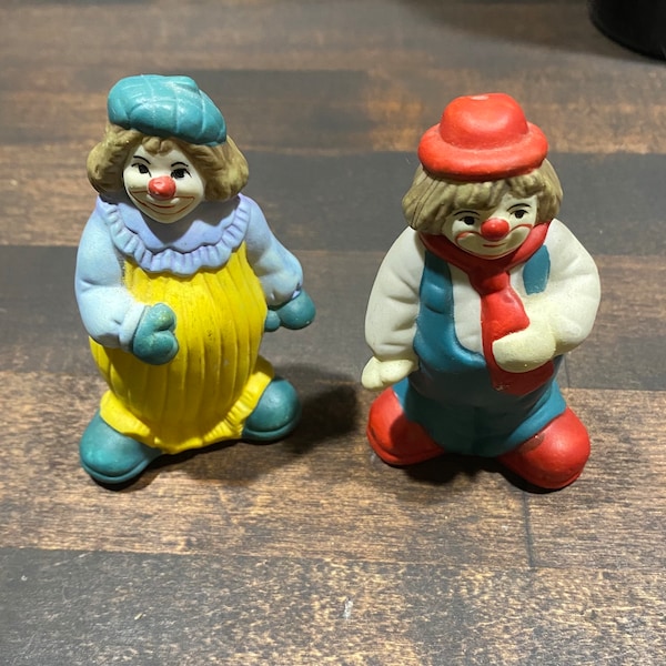 Ceramic clown salt and pepper shakers.