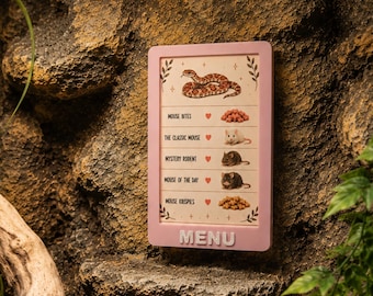 Może przedstawiać: Prostokątny różowy znak ze słowem MENU na dole. Znak zawiera ilustrację węża na górze oraz listę pozycji: Mouse Bites, The Classic Mouse, Mystery Rodent, Mouse of the Day i Mouse Krispies wraz z odpowiadającymi im ikonami.
