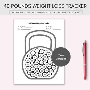 Puede incluir: Un rastreador de pérdida de peso imprimible con el texto "40 POUNDS WEIGHT LOSS TRACKER". El diseño presenta una forma de pesa rusa con 40 círculos numerados para rastrear el progreso. Un bolígrafo rojo se coloca junto al rastreador. El tamaño del papel es de 21,6 cm x 27,9 cm.