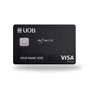Op de afbeelding: Een zwarte UOB Infinite Visa creditcard. De kaart heeft het UOB-logo, het woord "Infinite" en het Visa-logo. De kaart heeft een ruimte voor de naam van de kaarthouder en een chip.