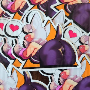 Op de afbeelding: Een set stickers met een cartoonfiguur met witte vacht en paarse kleding. Het personage wordt in verschillende poses getoond, waaronder het omhelzen van een hart en het geven van een duim omhoog. De stickers zijn gedrukt op wit glanzend papier en hebben een uitgestanste vorm.
