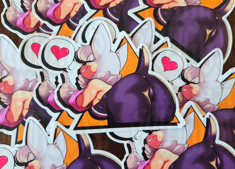 Op de afbeelding: Een set stickers met een cartoonfiguur met witte vacht en paarse kleding. Het personage wordt in verschillende poses getoond, waaronder het omhelzen van een hart en het geven van een duim omhoog. De stickers zijn gedrukt op wit glanzend papier en hebben een uitgestanste vorm.