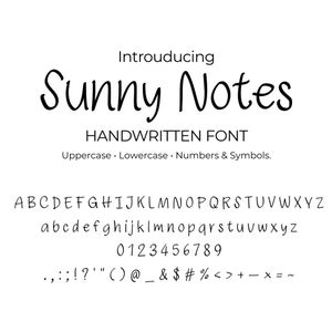 Peut inclure: Sur fond blanc, le texte "Introducing Sunny Notes HANDWRITTEN FONT" est affiché en noir. La police comprend des majuscules, des minuscules, des chiffres et des symboles. L'alphabet complet et les chiffres 0-9 sont affichés.